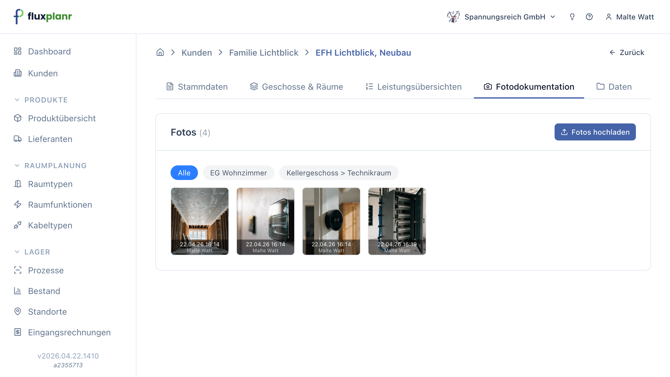 Fotodokumentations-Tab im Projekt EFH Lichtblick: vier Baustellenfotos nebeneinander mit Raum-Tags EG Wohnzimmer und Kellergeschoss > Technikraum, Uploader-Name und Aufnahmedatum unter jedem Foto.
